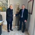 Sindaco Pianigiani e Giovanni Pratesi davanti al busto di Platone 3