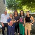 il sindaco Pianigiani Serena Torricelli e sua figlia insieme al personale sanitario