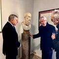 Sindaco Pianigiani e Giovanni Pratesi davanti al busto di Platone