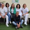 Foto di gruppo del personale della Dialisi sulla panchina