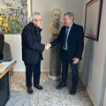 Sindaco Pianigiani e Giovanni Pratesi davanti al busto di Platone 2